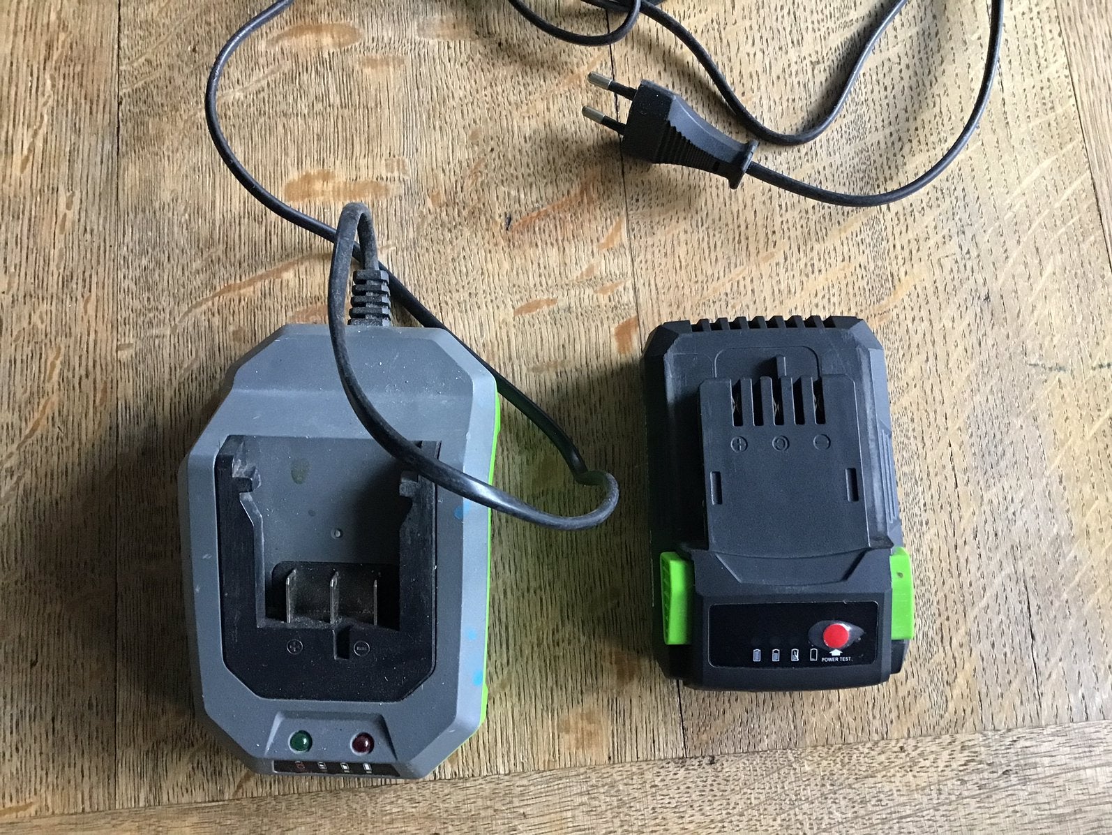 Accu en lader voor een Lux-tools grastrimmer, Ophalen of Verzenden, Zo goed als nieuw, Accu