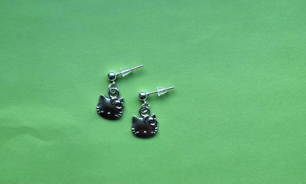 Zilverkleurige Hello Kitty oorbellen, Overige materialen, Nieuw, Ophalen of Verzenden, Knopjes of Stekers