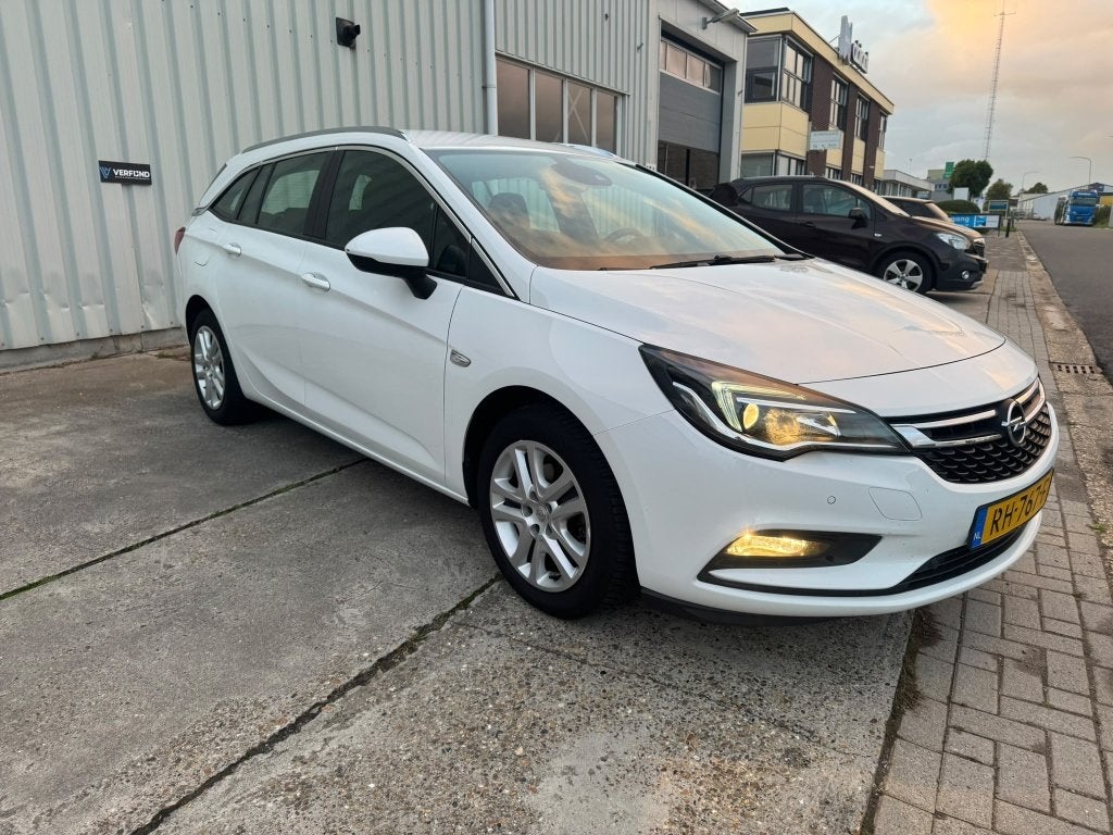 Foto 9 van Opel Astra 1.0 Turbo  Sports Tourer 2017 Wit Airco| trekhaak