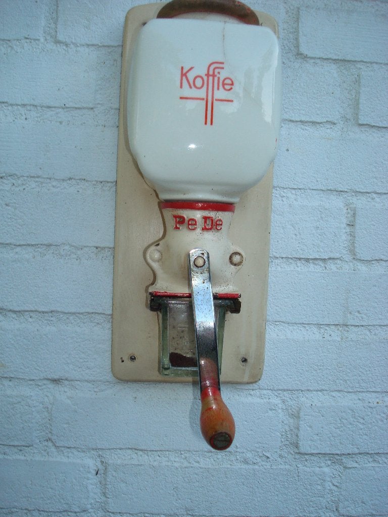 2 antieke pede koffiemolens, Ophalen