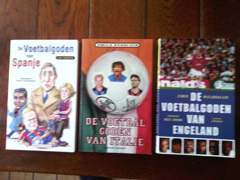 voetbalboeken-De voetbalgoden van Spanje,Italie,Engeland, Boeken, Ophalen of Verzenden, Zo goed als nieuw, Balsport