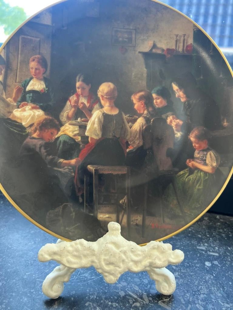 Prachtig Verzamelbord: Hutschenreuther – "In der Nähschule", Ophalen