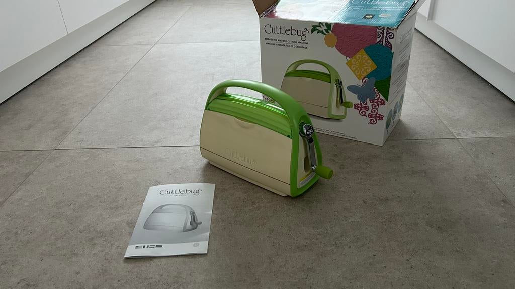 Cuttlebug embossing & stansmachine + veel mallen, Ophalen of Verzenden, Zo goed als nieuw, Overige thema's, Pons of Mal