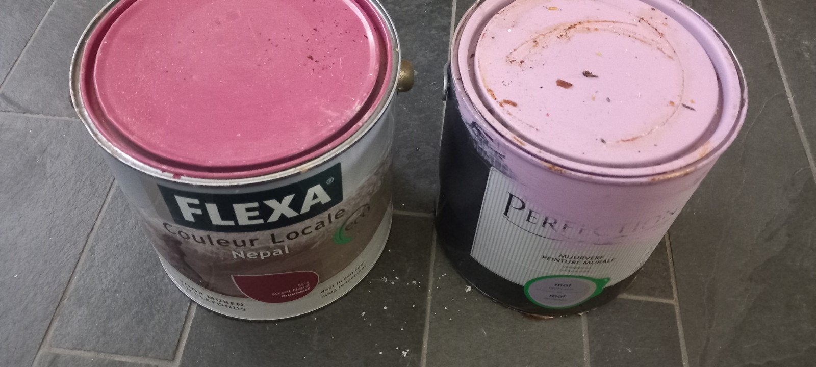 GRATIS 2 nagenoeg volle blikken van ieder 2,5 liter muurverf, Ophalen, Gebruikt, Verf, Roze