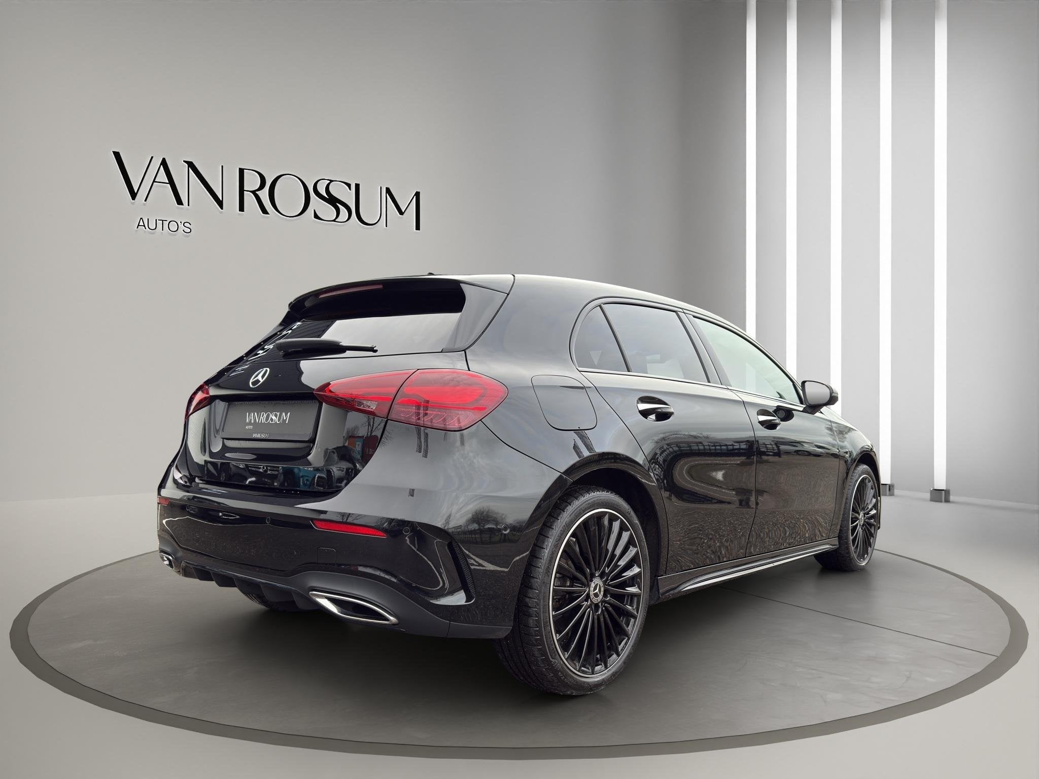 Mercedes-Benz A-klasse 250 e AMG Line Panoramadak | 19"Velg, Auto's, Gebruikt, 16 kWh, Leder en Stof, Zwart