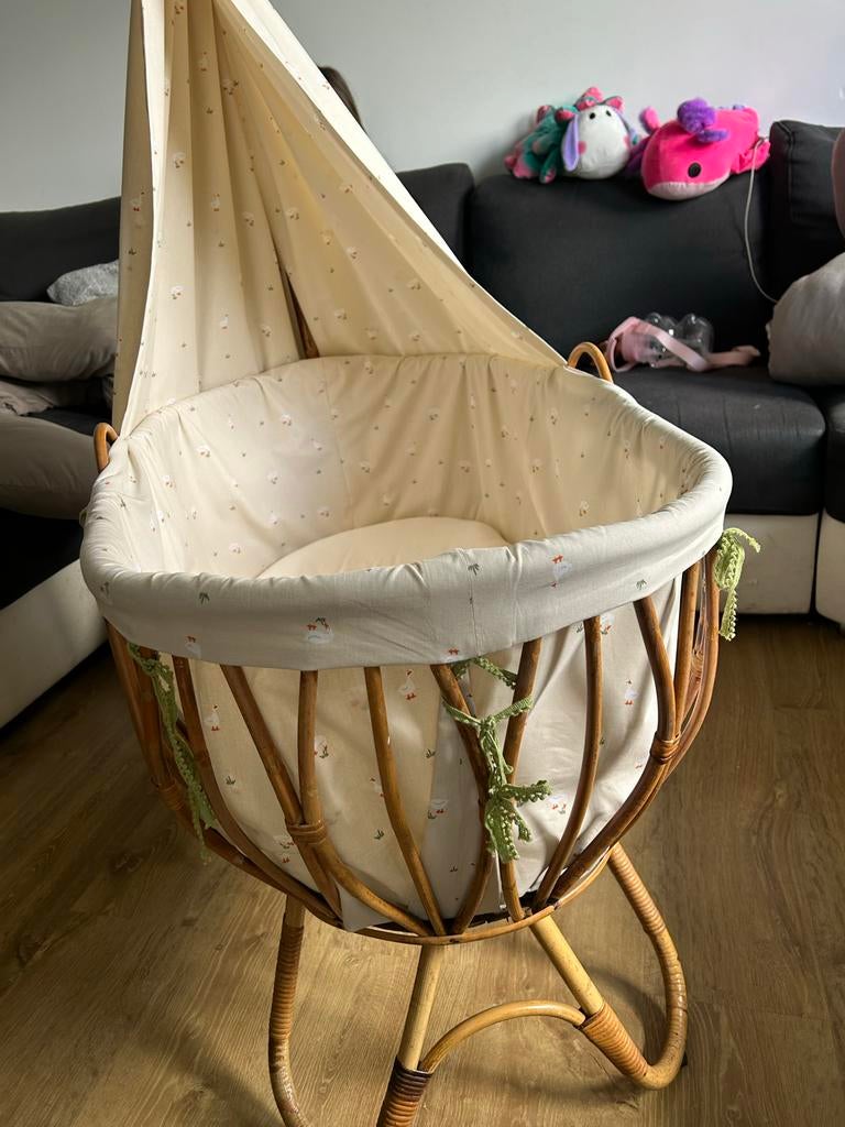 Mooie rotan wieg met hemeltje en matrasje, Ophalen, Zo goed als nieuw, Wieg
