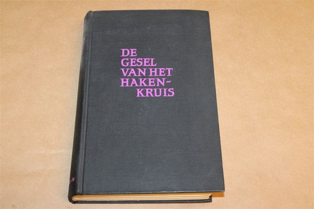 De Gesel van het Hakenkruis — Nazi-Oorlogsmisdaden 1955, Ophalen of Verzenden, Tweede Wereldoorlog, Gelezen, Overige onderwerpen