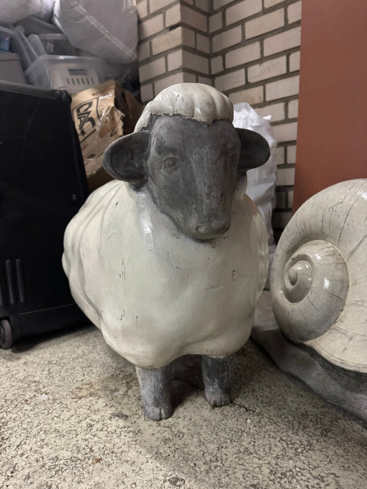 SLAK EN SCHAAP VAN HARDSTEEN IN GRIJS/BEIGE VOOR IN DE TUIN, Tuin en Terras, Tuinbeelden, Ophalen, Zo goed als nieuw, Steen, Dierenbeeld