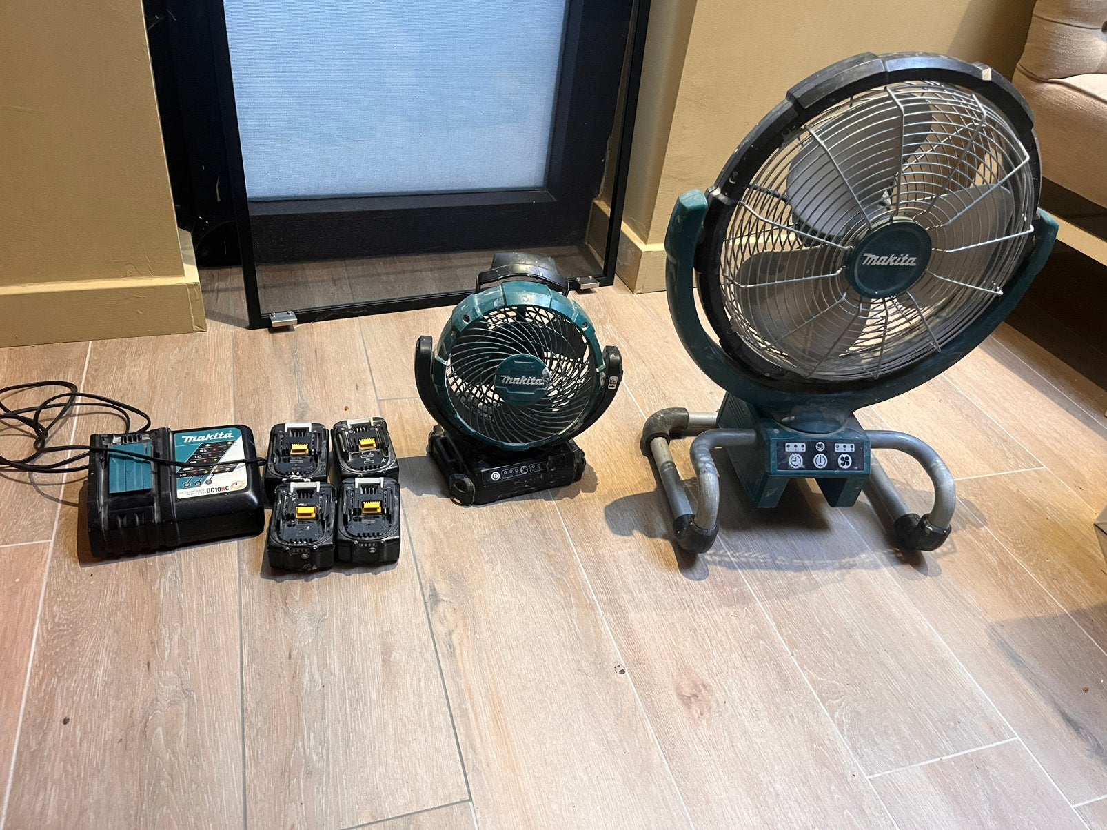 Makita ventilatoren met lader en 4 accus, Ophalen, Zo goed als nieuw