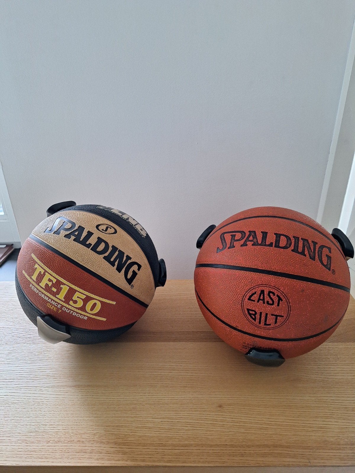 Twee basketballen met muur beugels, Ophalen of Verzenden, Ring, Bord of Paal