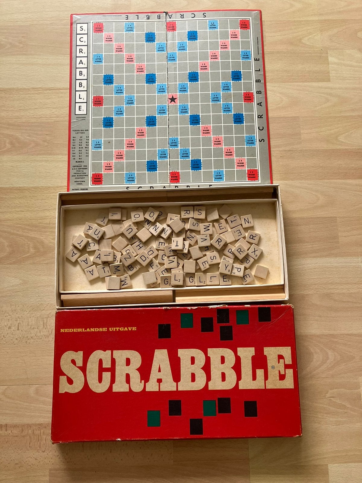 Scrabble vintage met houten letters en bordjes izgs, Een of twee spelers, Ophalen of Verzenden, Gebruikt