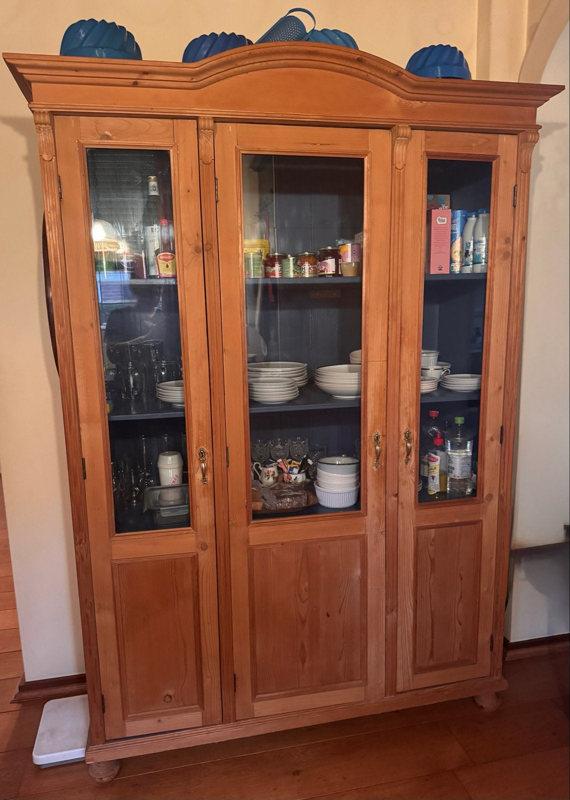 Massief houten vitrinekast met 3 deuren, Antiek en Kunst, Antiek | Meubels | Kasten, Ophalen