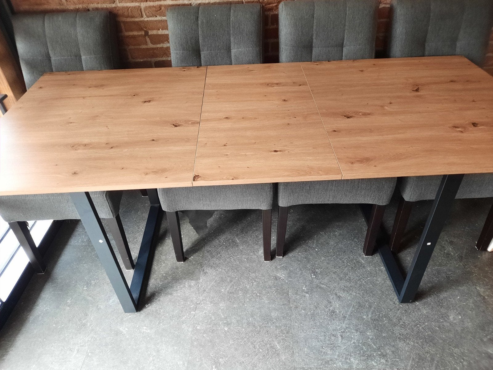 Foto 2 van Uitschuifbare eettafel (1.80-1.40m) eventueel met 4 gratis s
