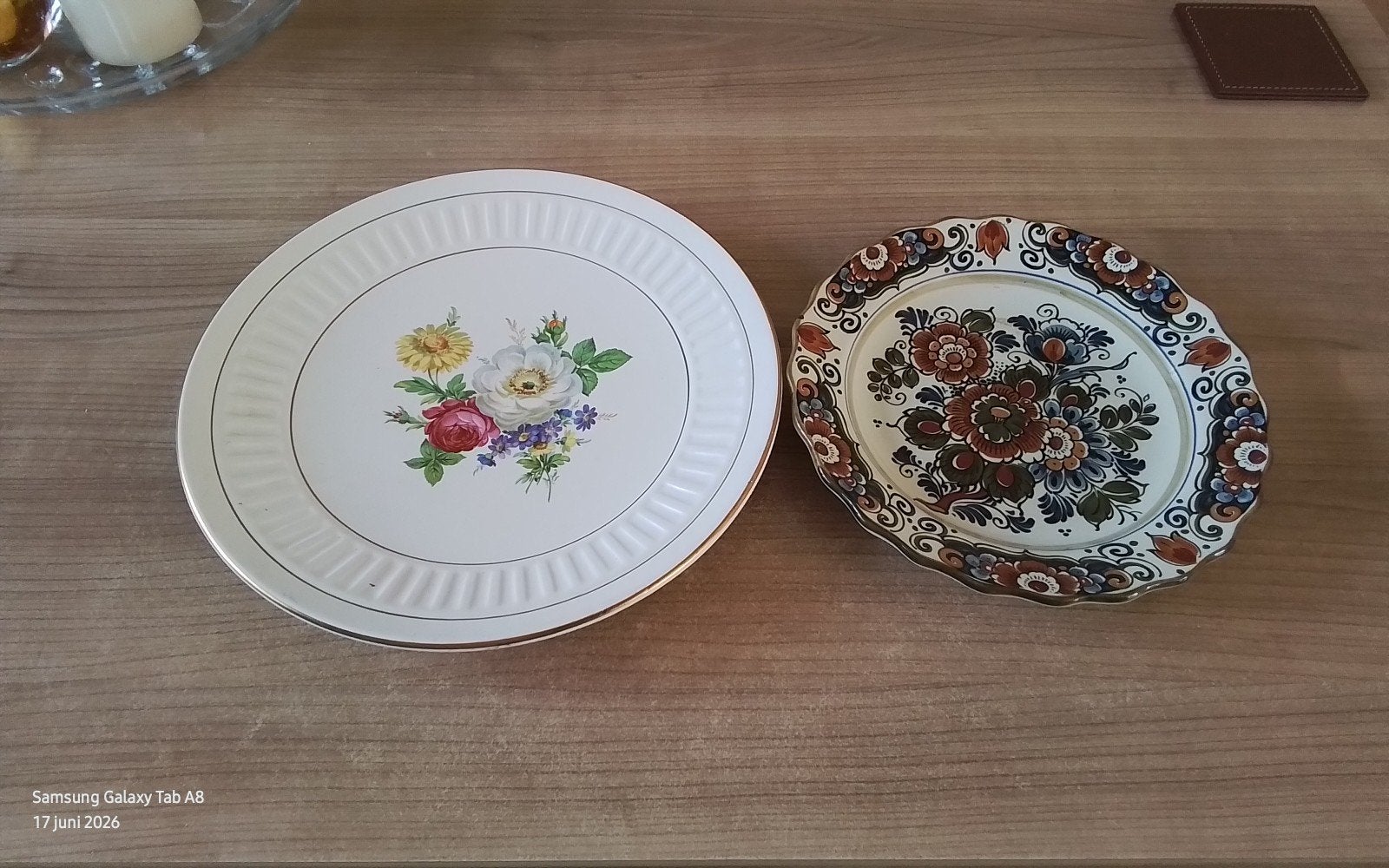 Twee decoratieve borden: Flora Keramiek Gouda en Delfts, Ophalen of Verzenden