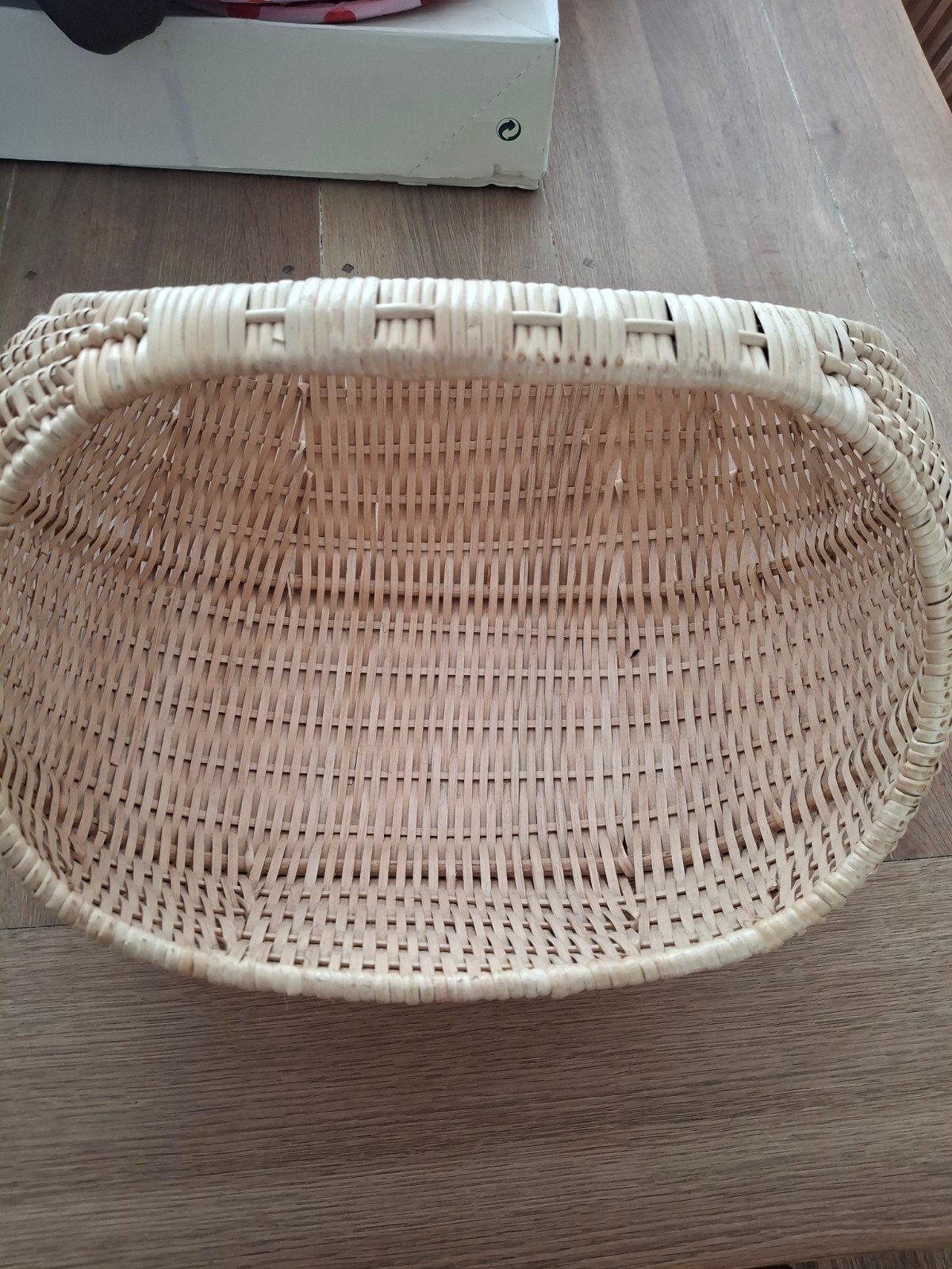 Ovale rieten mand met handvat, Ophalen, Mand, Zo goed als nieuw, Riet