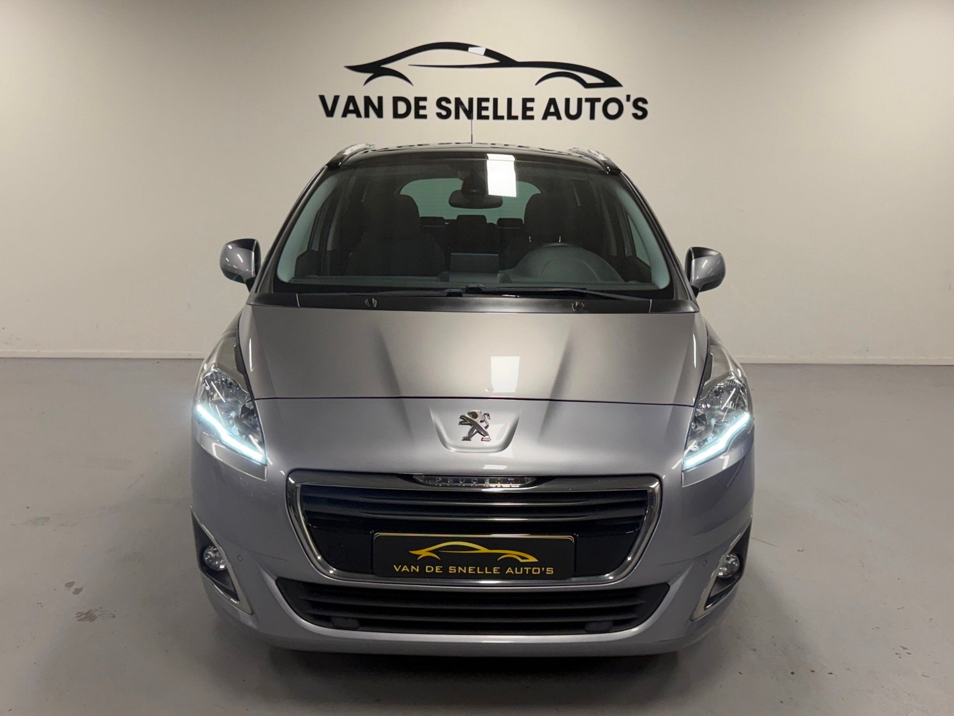 Peugeot 5008 1.2 PureTech Style 7p. CAMERA/PDC/TREKHAAK/PANO, Auto's, Voorwielaandrijving, 745 kg, Gebruikt, Euro 6