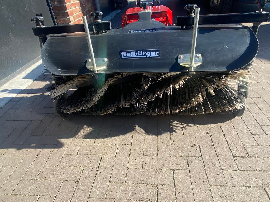 Tielbürger werktuigdrager TU1000 met accu veegmachine TK1100, Ophalen, Zo goed als nieuw