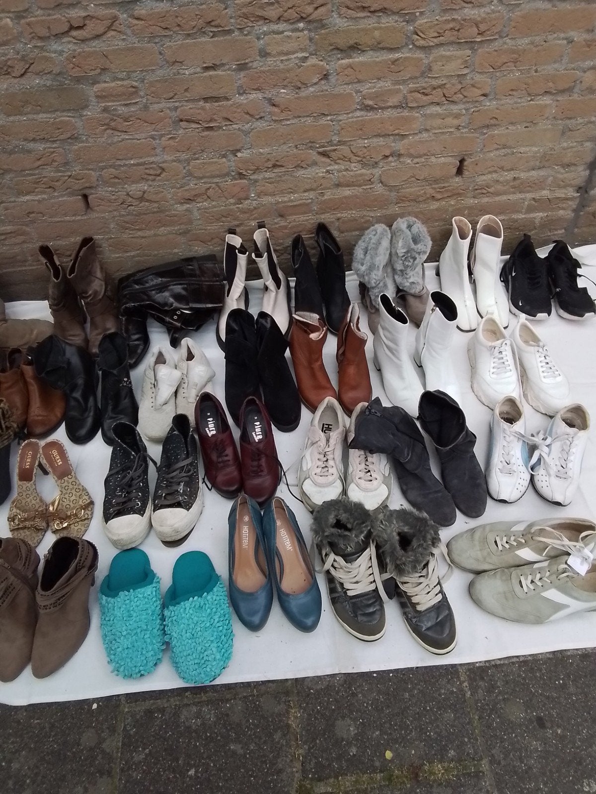 35 paar dames- en herenschoenen samen 25 euro, Kleding | Dames, Schoenen, Ophalen of Verzenden, Nieuw, Sneakers of Gympen