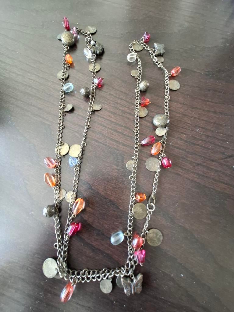 ketting met kralen en bedels, Gebruikt, Ophalen of Verzenden, Rood, Overige materialen