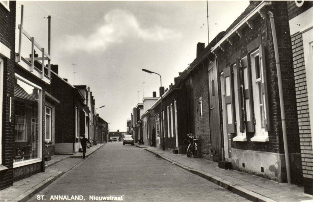 St. Annaland, Nieuwstraat - auto fiets - ongelopen, Ophalen of Verzenden, 1960 tot 1980, Ongelopen, Zeeland
