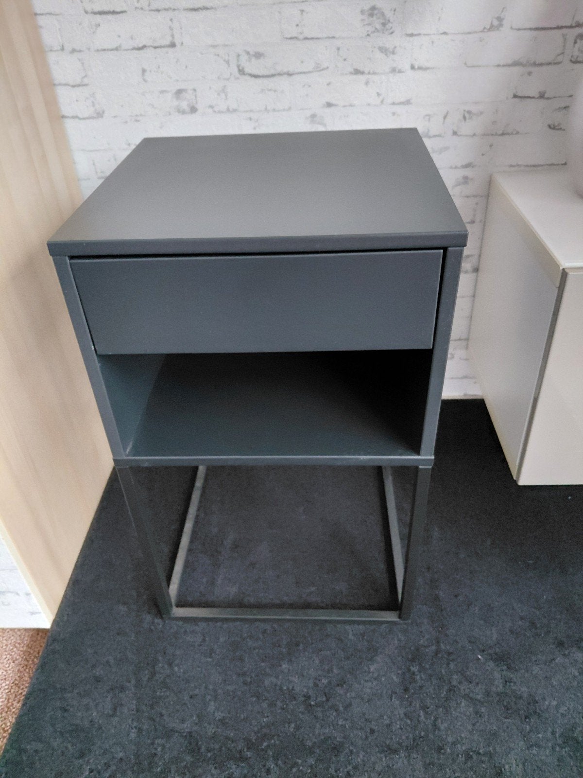2x. Modern IKEA VIKHAMMER nachtkastje/bijzettafel met lade e, Ophalen, Minder dan 45 cm, Metaal of Aluminium, 55 tot 70 cm