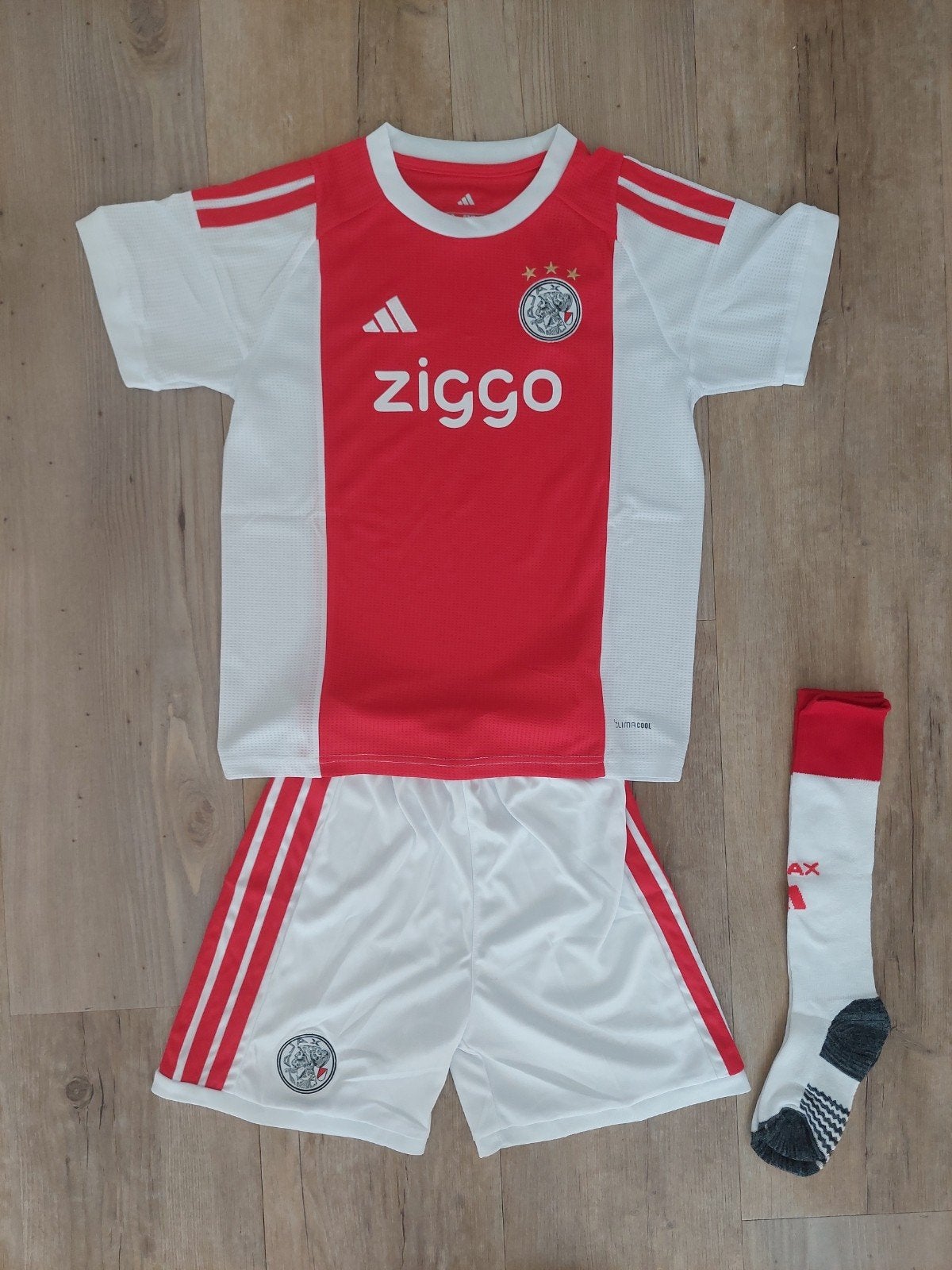 Ajax kids tenue 26/27, Sport en Fitness, Voetbal, Maat XS of kleiner, Ophalen of Verzenden, Nieuw, Set