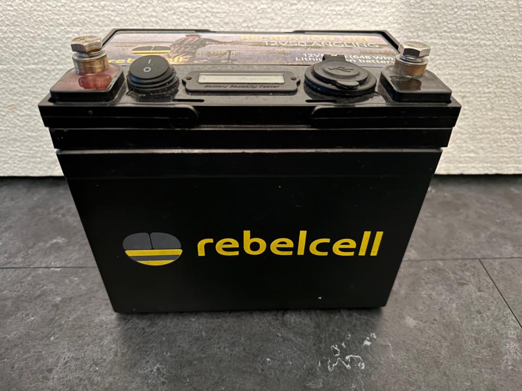 Rebel Cell Rebelcell 12v 50A accu met lader, Ophalen of Verzenden, Zo goed als nieuw