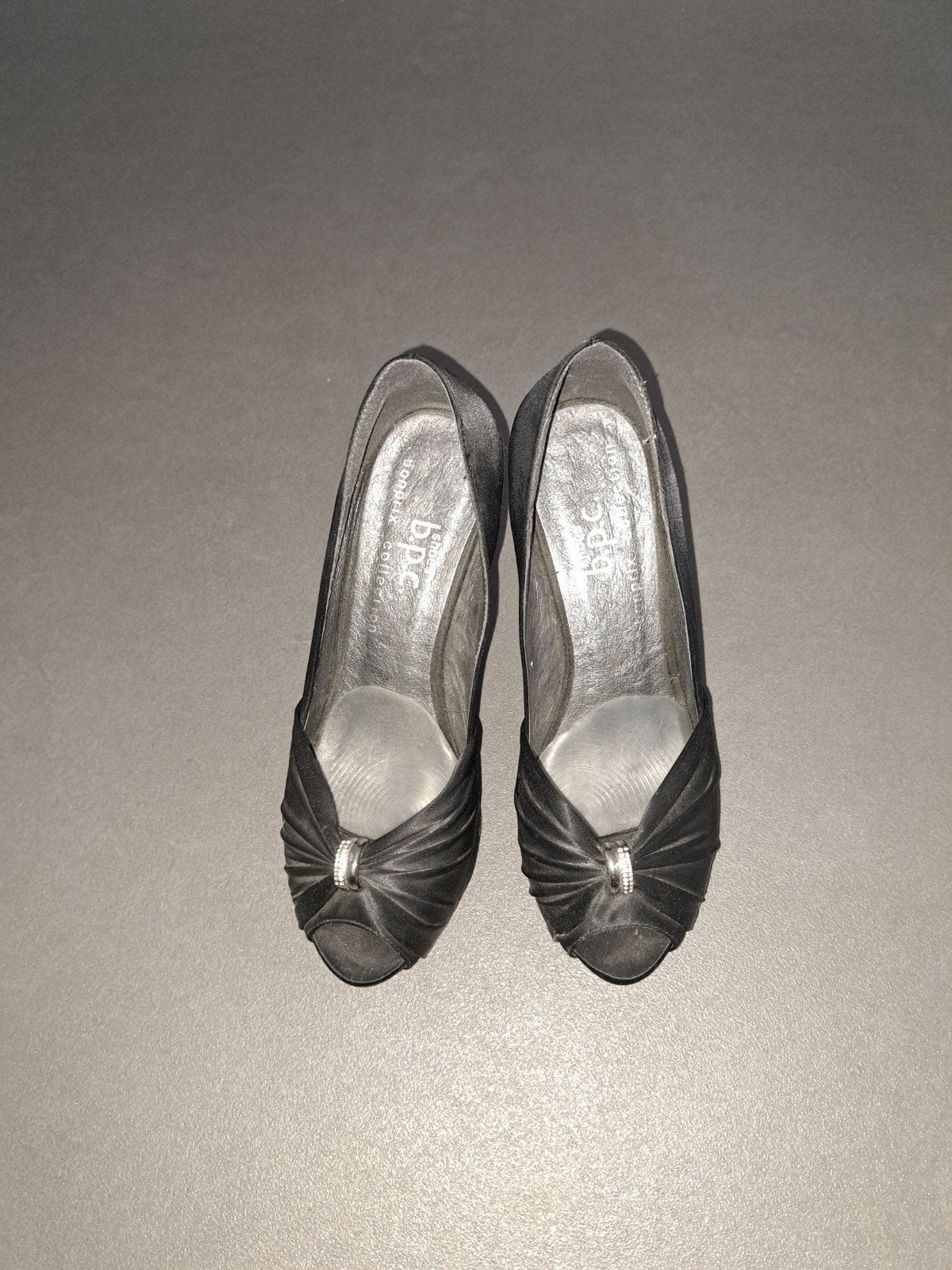 Zwarte BPC Collection Peep-Toe Pumps met Strikje, Bonprix, Zwart, Ophalen of Verzenden, Zo goed als nieuw