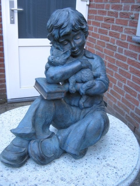 Zittende jongen met poes op arm, Ophalen, Zo goed als nieuw, Overige materialen, Overige typen