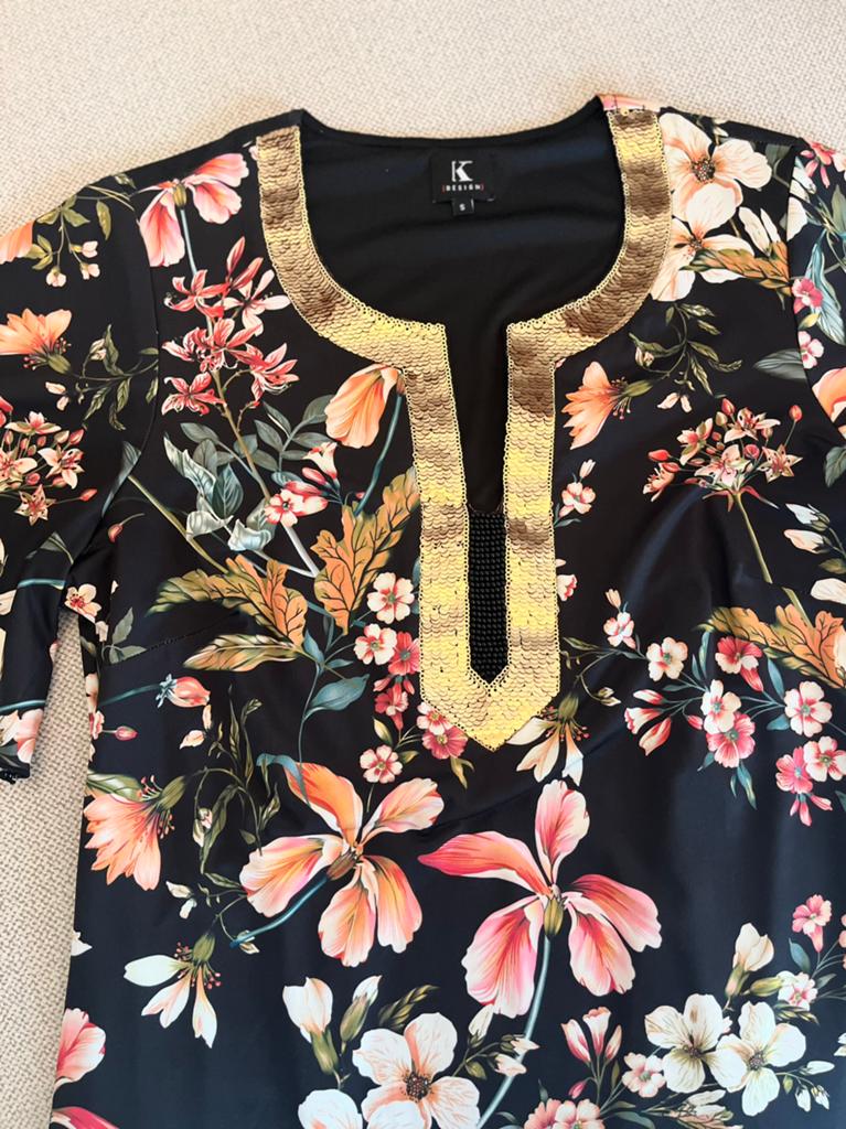 Gebloemde-zwarte K Design jurk maat S, Kleding | Dames, Jurken, Ophalen of Verzenden, Zo goed als nieuw, Zwart, Onder de knie