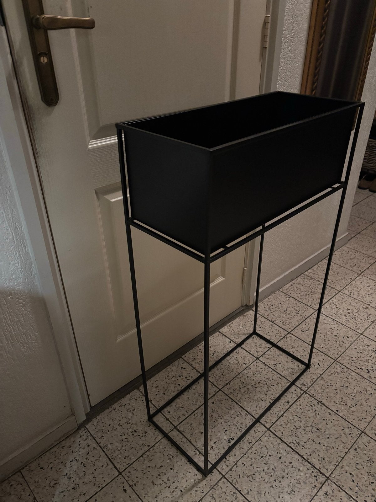 Stijlvolle zwarte plantenbak op standaard - VT Wonen, Minder dan 60 cm, Ophalen of Verzenden, Zo goed als nieuw, Binnen