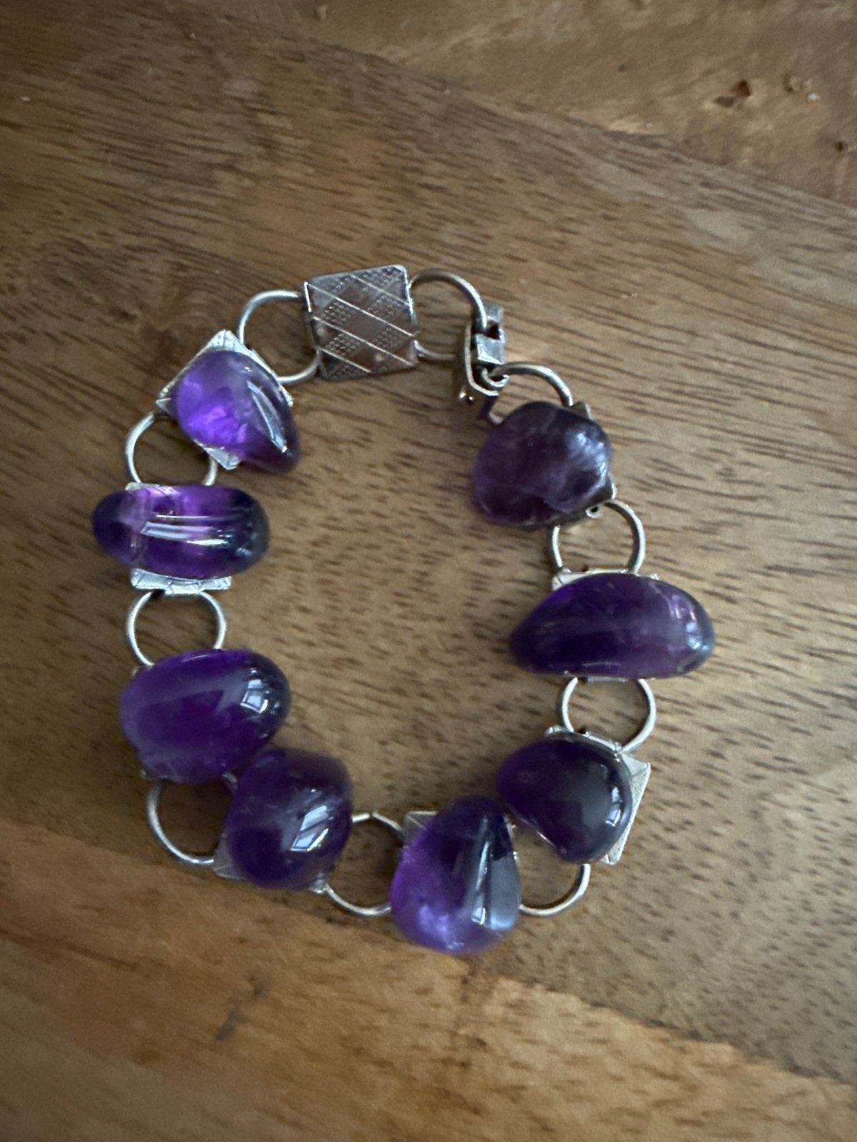 Zilverkleurige armband met amethist edelstenen, Gebruikt, Paars, Ophalen of Verzenden, Met edelsteen