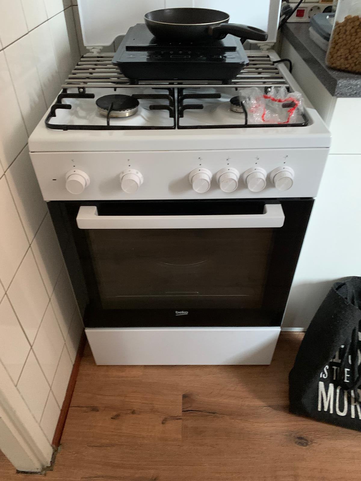 Beko gasfornuis, Witgoed en Apparatuur, Fornuizen, Ophalen, Hete lucht, 4 kookzones, Zo goed als nieuw