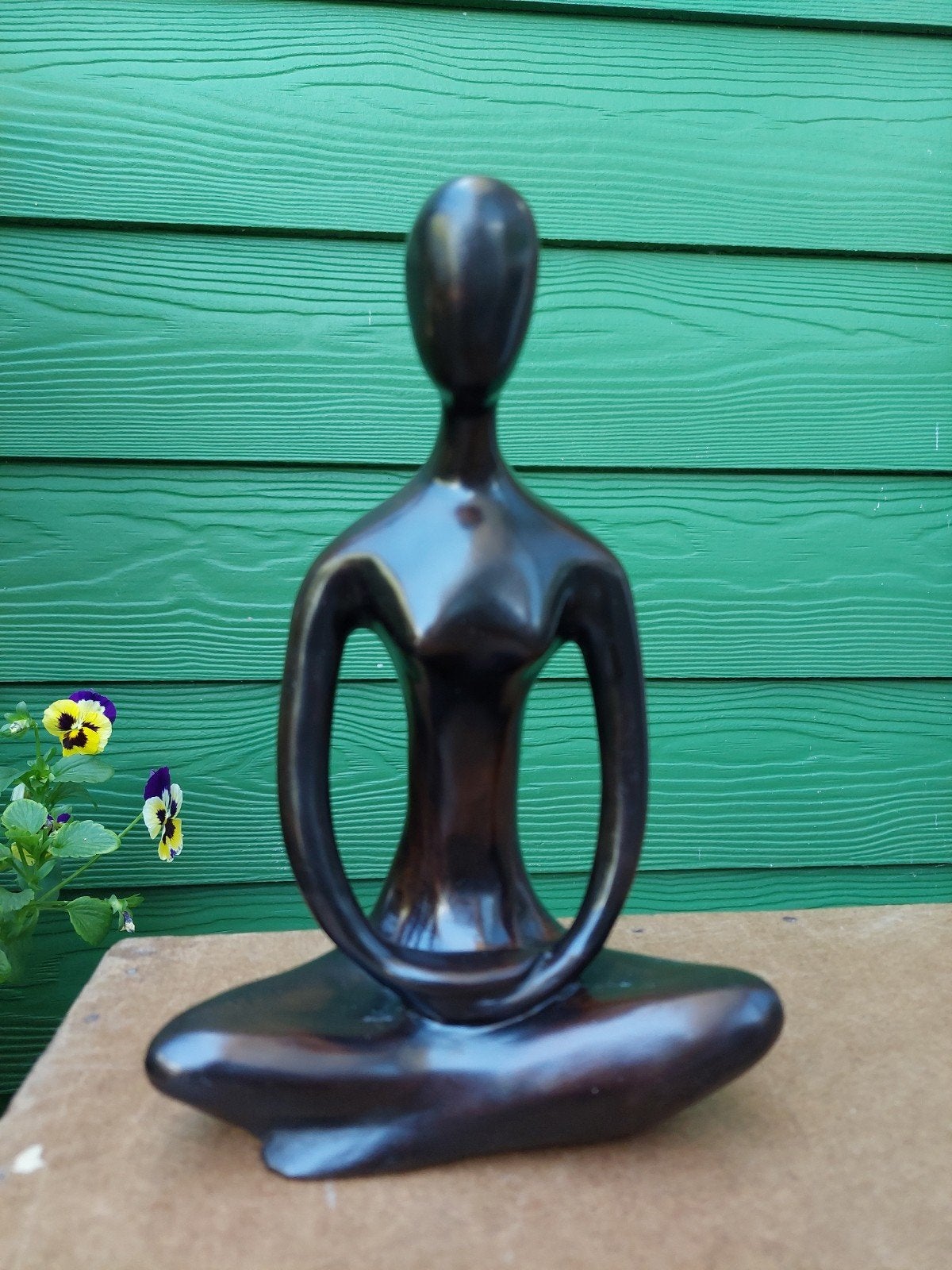 Abstract beeld vrouw in kleermakerszit - Donkerbruin, Ophalen of Verzenden, Zo goed als nieuw, Mens