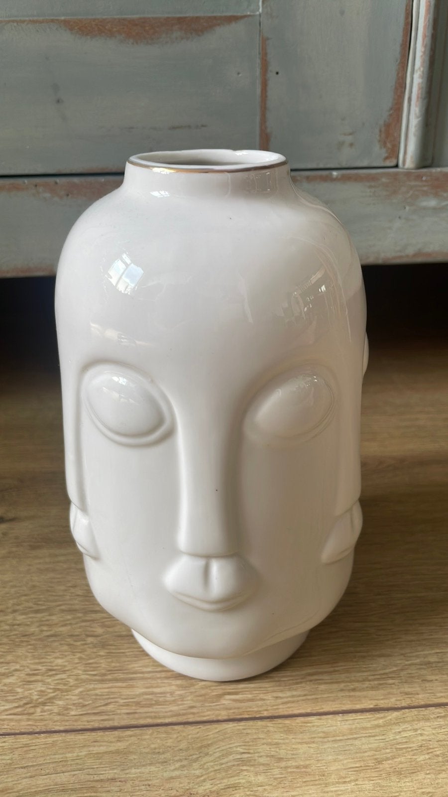 Prachtige witte vaas met gezichten en gouden rand faces, Wit, Aardewerk of Porselein, Ophalen of Verzenden, Zo goed als nieuw