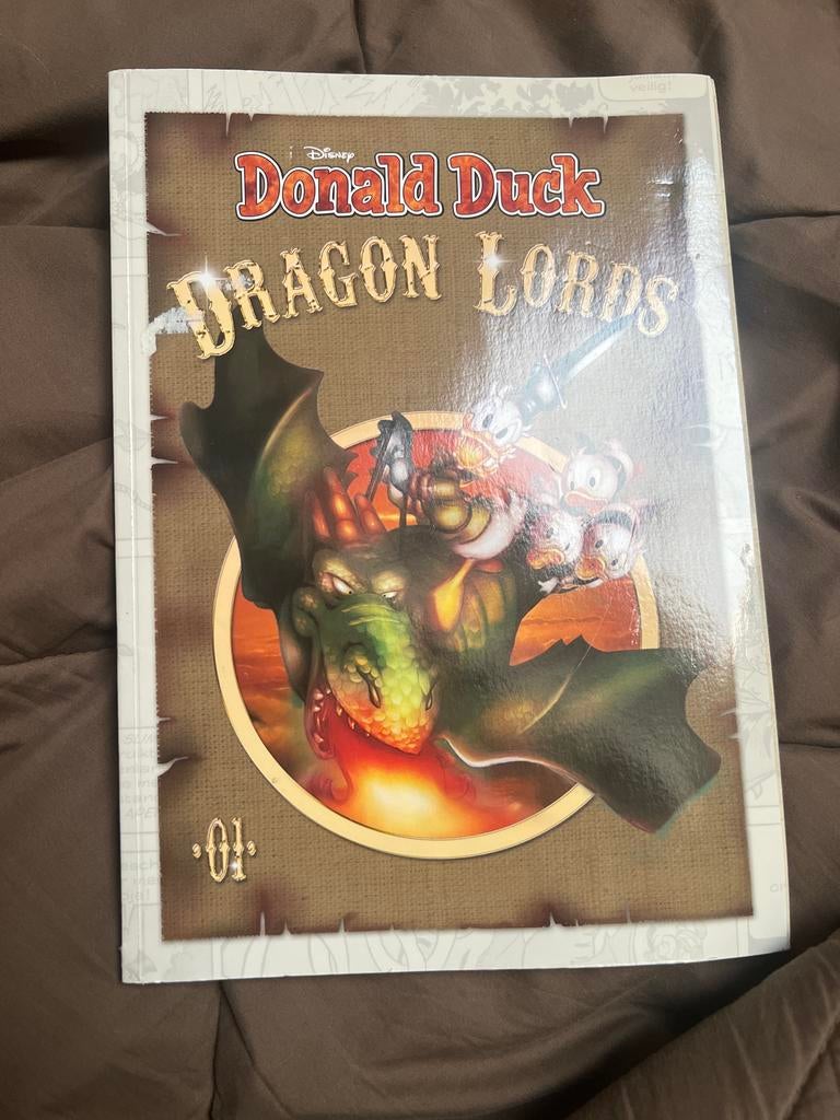 Donald Duck Dragon Lords Deel 1 - Avontuur Vol Draken, Boeken, Eén stripboek, Ophalen of Verzenden, Gelezen