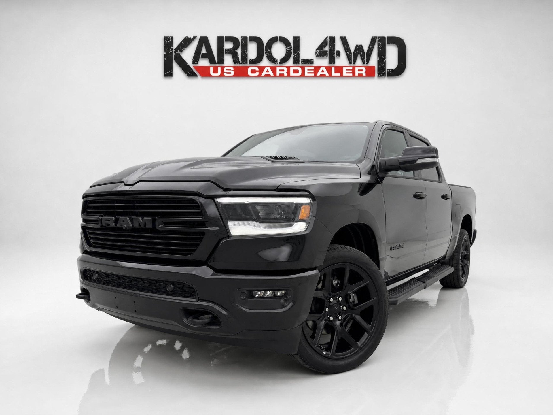 Dodge Ram 1500 Laramie Night Edition | BOMVOL!| Panoramadak, Auto's, Automaat, 3500 kg, Gebruikt, 5654 cc