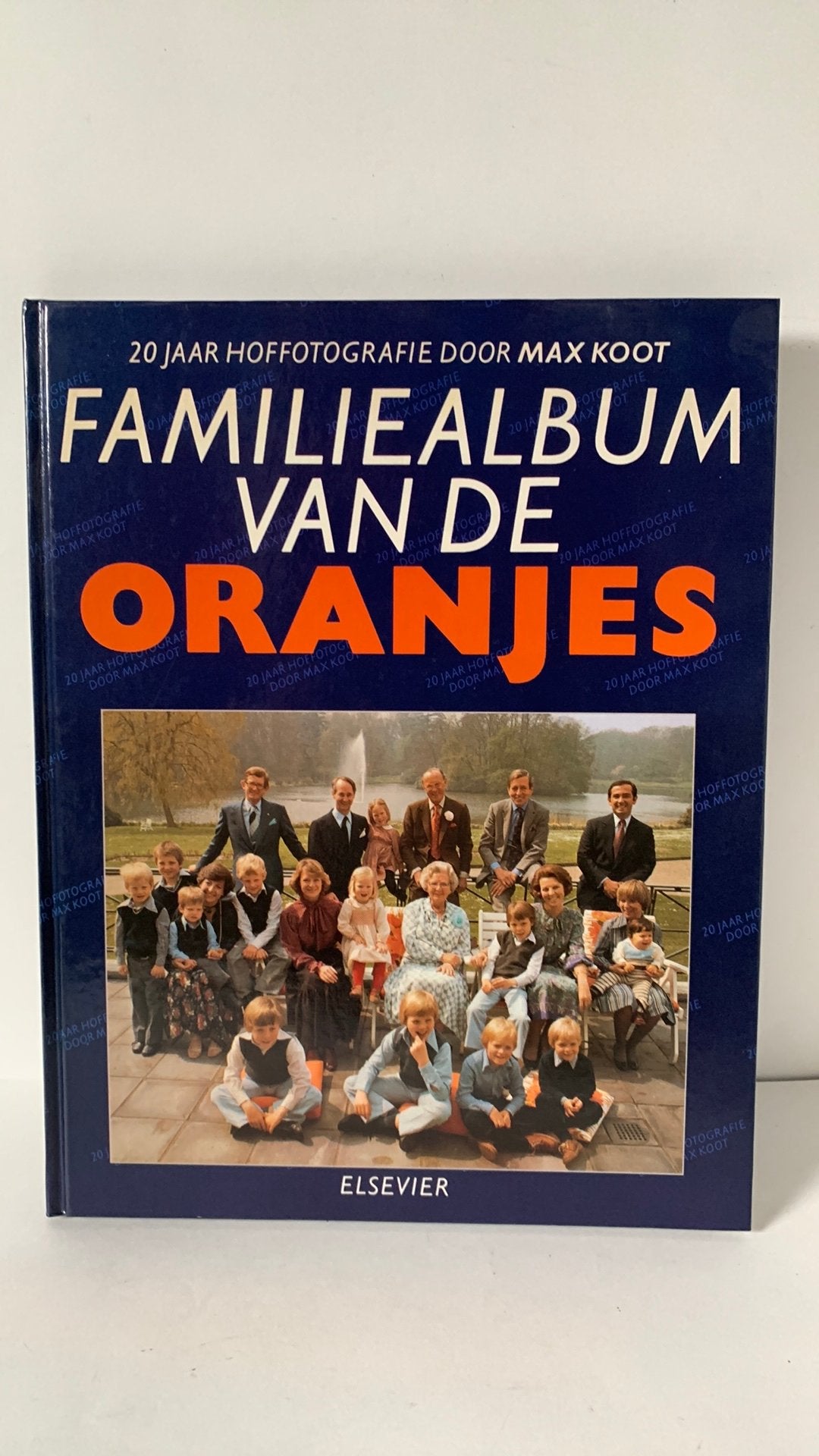 Familiealbum van de Oranjes - Max Koot, Ophalen of Verzenden, Zo goed als nieuw, Nederland, Tijdschrift of Boek