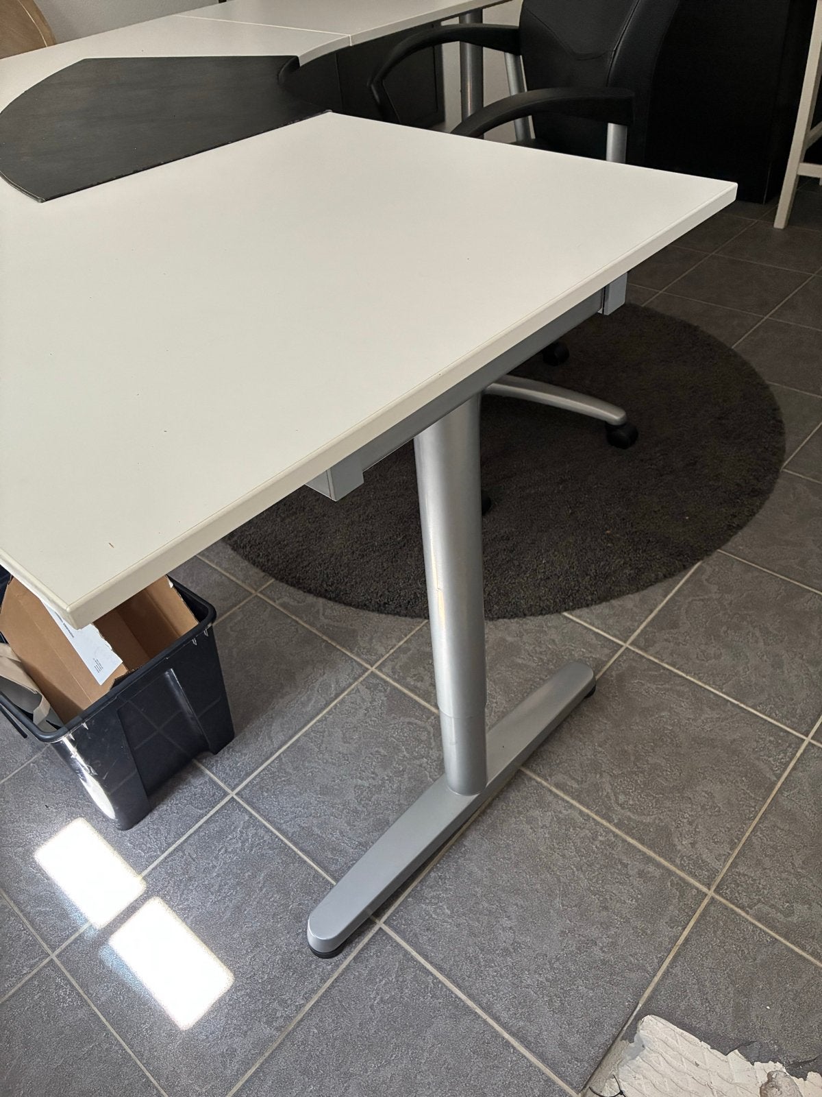 Hoekbureau wit met grijs onderstel, Ophalen, Gebruikt, Metaal, Hoekbureau