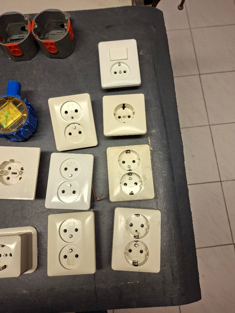 Elektramateriaal stopcontacten en zekeringen, Ophalen of Verzenden, Gebruikt, Gira, Stopcontact