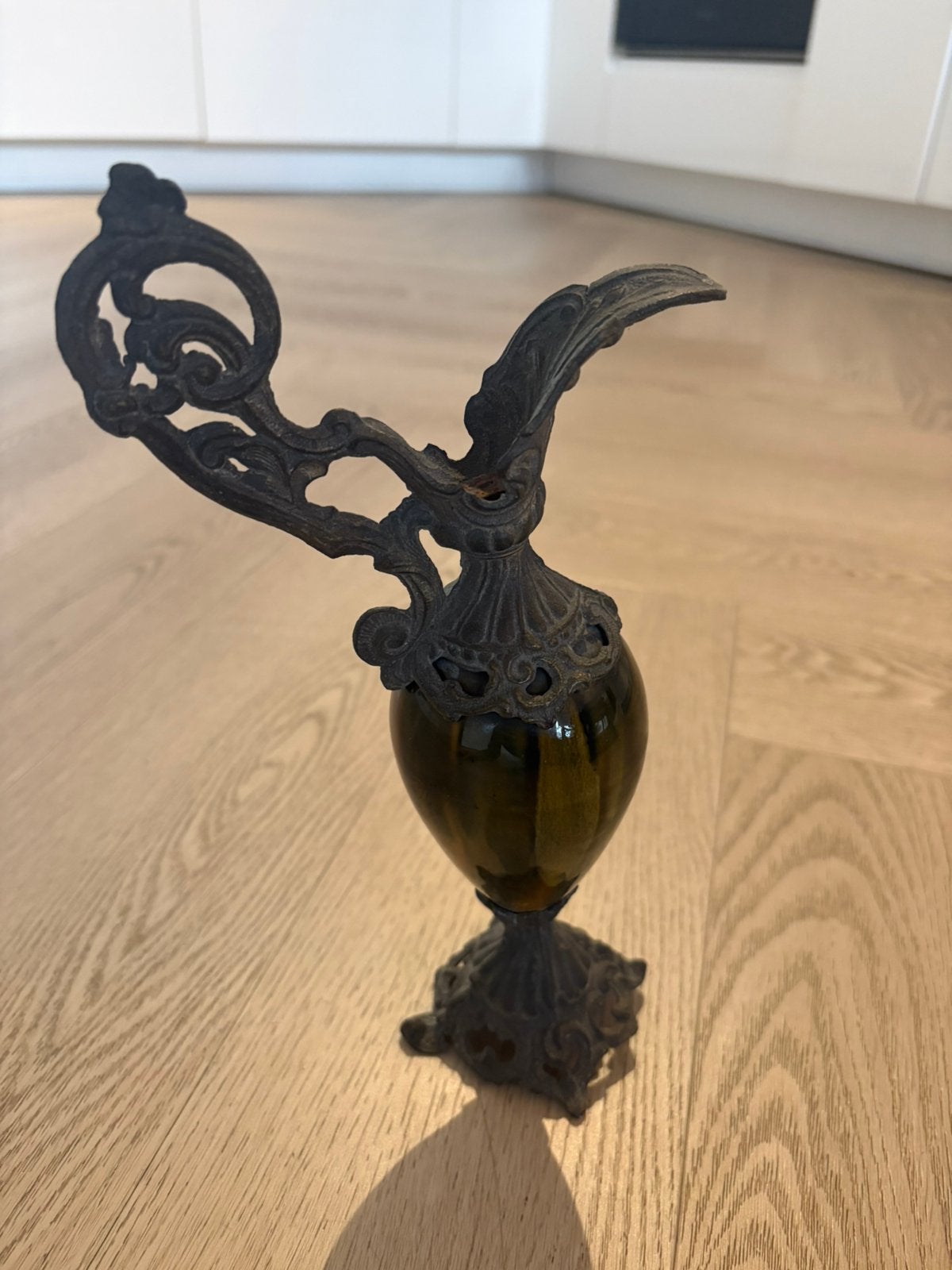 Antieke Art Nouveau karaf bruin glas & sierlijk metaal 26 cm, Antiek en Kunst, Verzenden