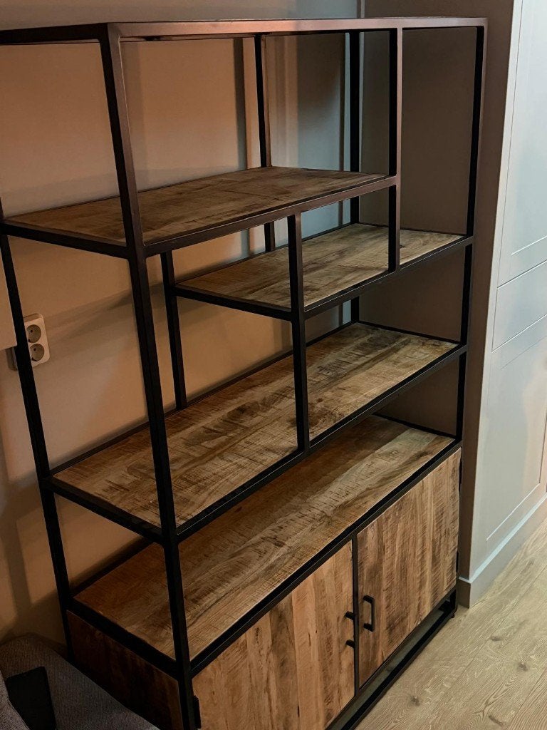 Industriële boekenkast met mangohouten planken en deuren, Met deur(en), 100 tot 150 cm, Industrieel, Modern, Zo goed als nieuw
