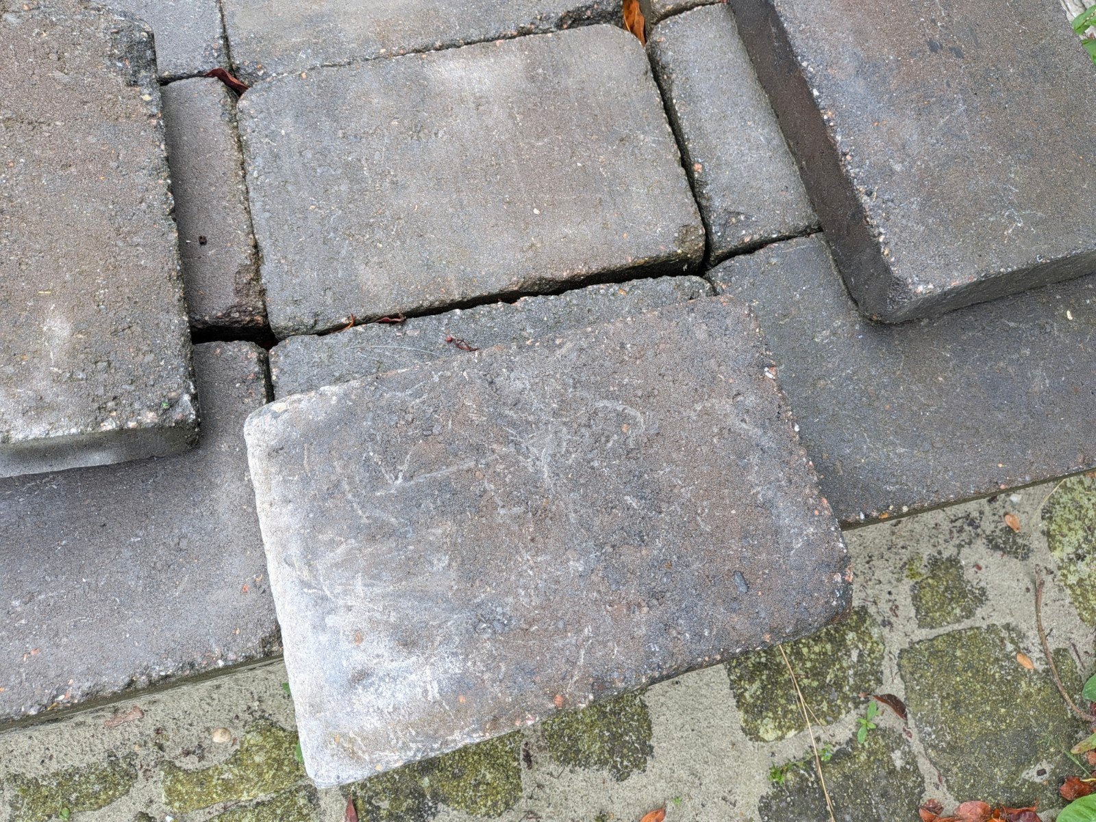 Restant stenen 20x30x8cm antraciet, betonbanden en zand, Tuin en Terras, Tegels en Klinkers, Ophalen, Gebruikt, Klinkers, 5 tot 10 m²
