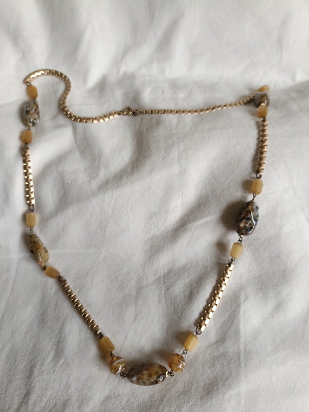 Jaren '50 Goudkleurige Ketting met Beige Gemarmerde Kralen, Ophalen of Verzenden, Zo goed als nieuw, Goud, Overige materialen