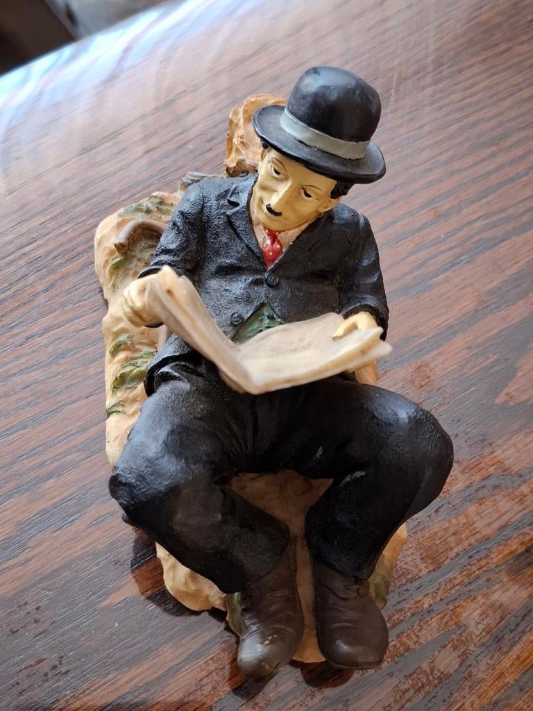Vintage beeldje liggende en lezende Charlie Chaplin, Ophalen of Verzenden, Gebruikt, Actiefiguur of Pop