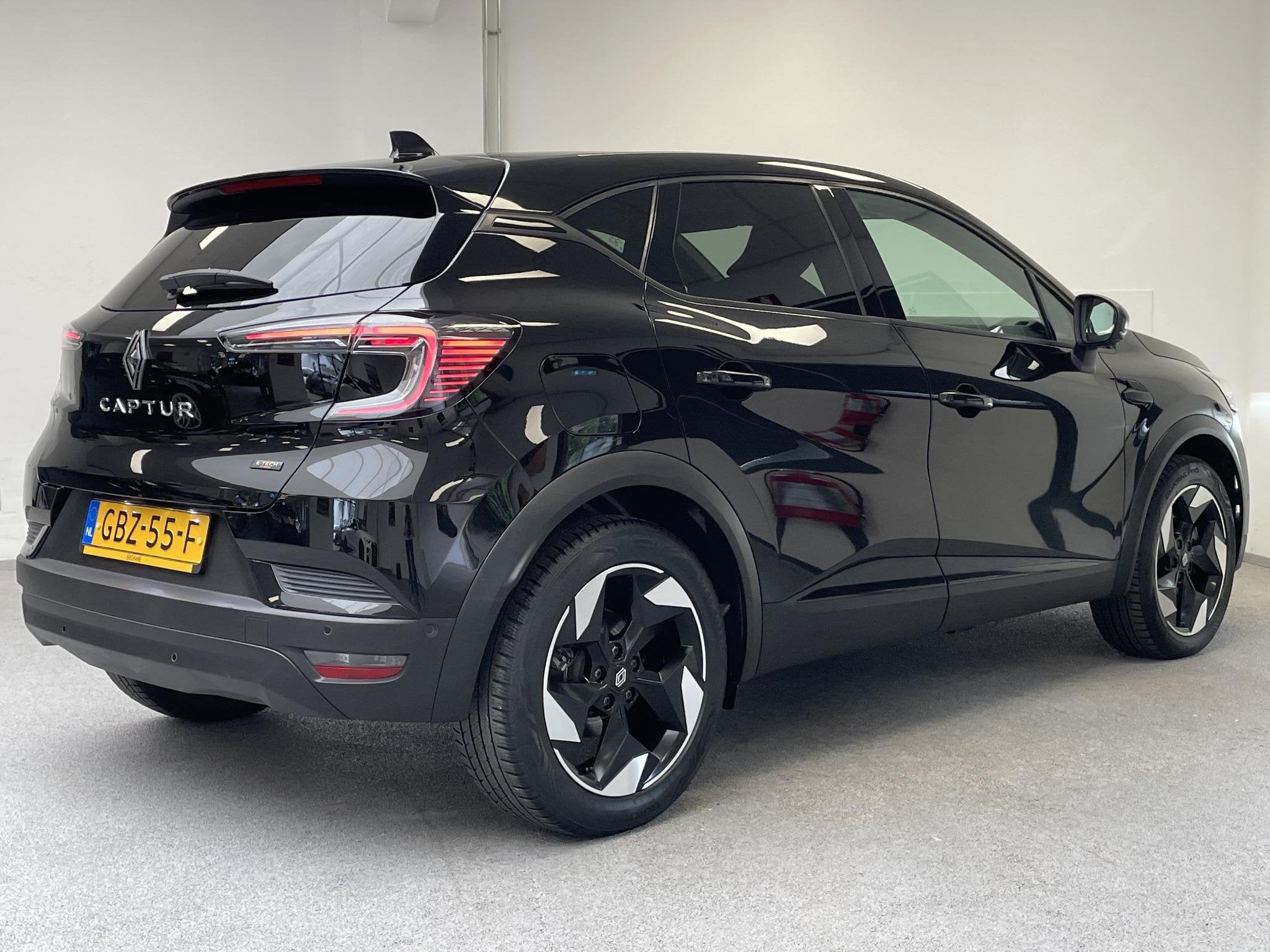 Renault Captur 1.6 E-Tech full hybrid 145 techno | 360° Cam, Auto's, 1345 kg, Gebruikt, Leder en Stof, Zwart