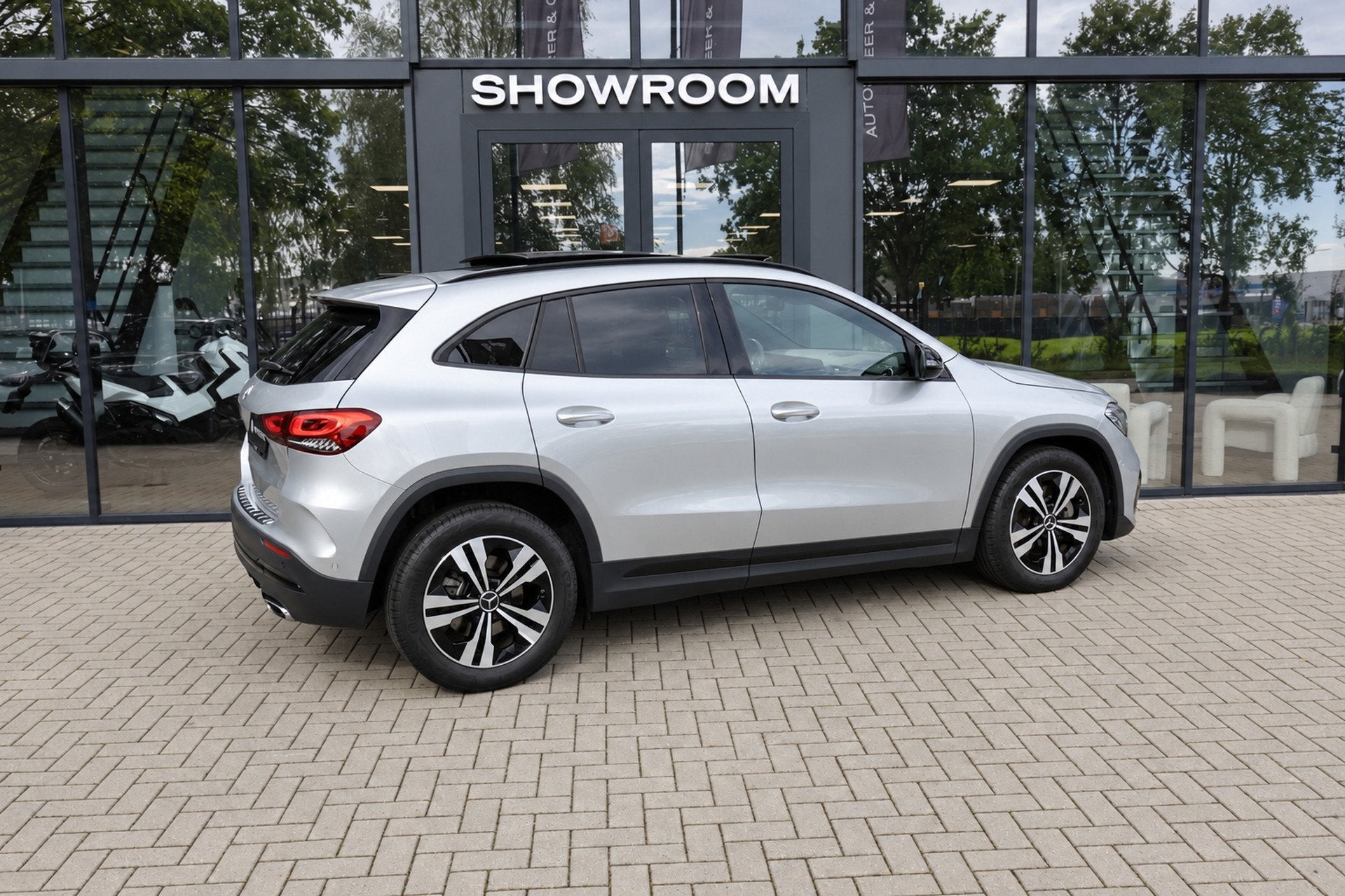 Mercedes-Benz GLA-klasse 220 d PANO KEYLESS CAM, Auto's, Dealer onderhouden, Gebruikt, Zwart, Leder en Stof