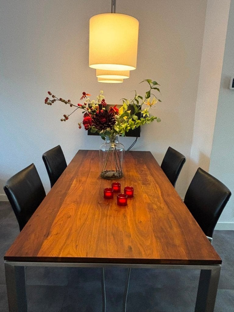 Eettafel echt Walnoothout met RVS poten en 5 lederen stoelen, Huis en Inrichting, Tafels | Eettafels, Ophalen, Overige materialen