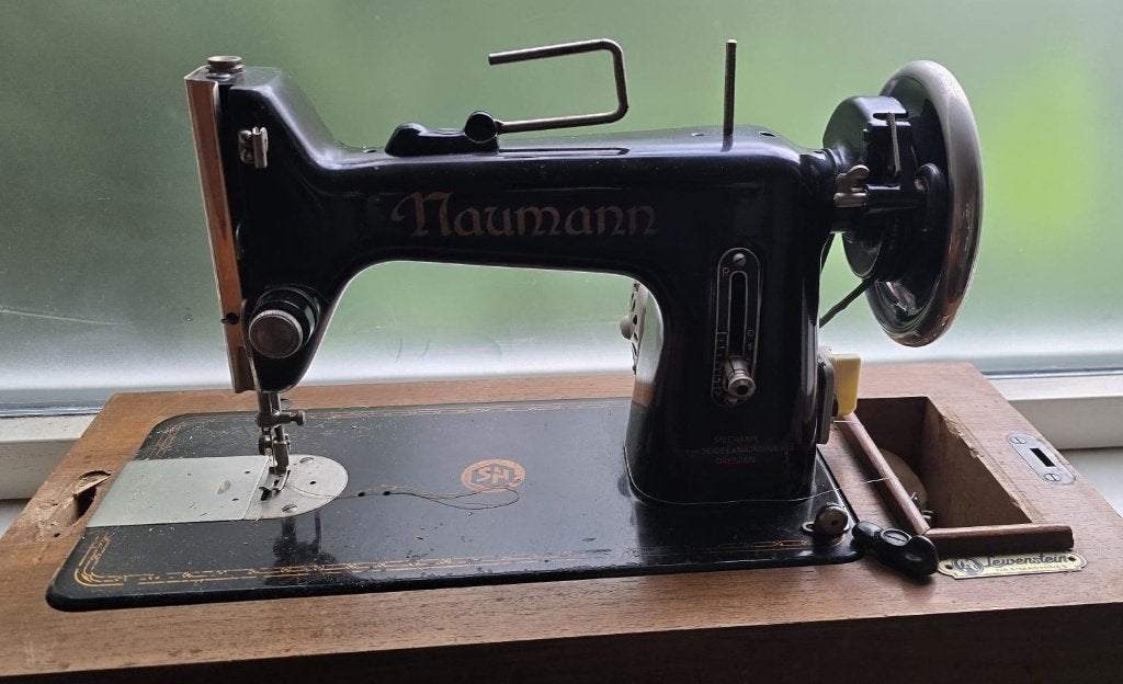 Electrische Naumann naaimachine, Ophalen