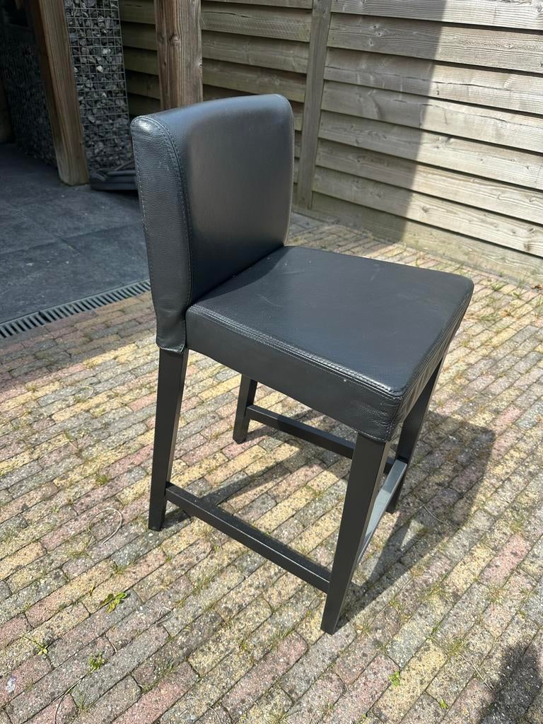 3 Zwarte barkruk met rugleuning en voetsteun, Huis en Inrichting, Barkrukken, Gebruikt, Met voetsteun, 60 tot 90 cm, Leer